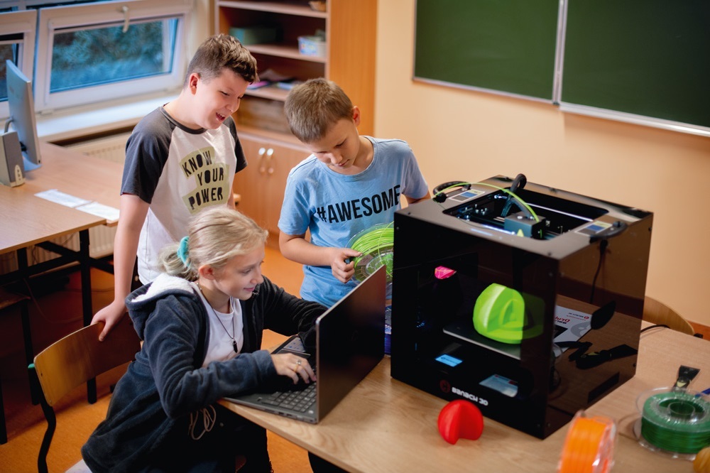 Uczniowie korzystają z drukarki 3d Sygnis dzięki wyposażeniu pracowni w Programie Laboratoria Przyszłości