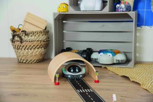 robot Loti-Bot ustawiony na macie z namalowaną drogą