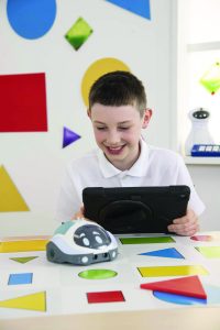 chłopiec programuje ruchy robota Loti-Bot w aplikacji na tablecie