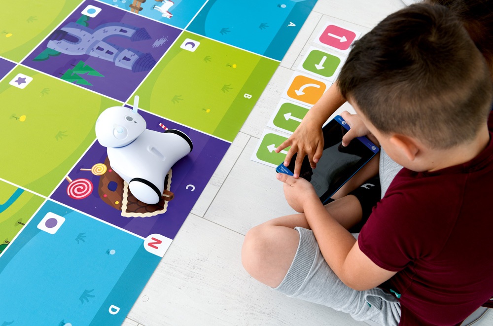 program cyfrowy uczeń chłopczyk koduje robota Photon na macie