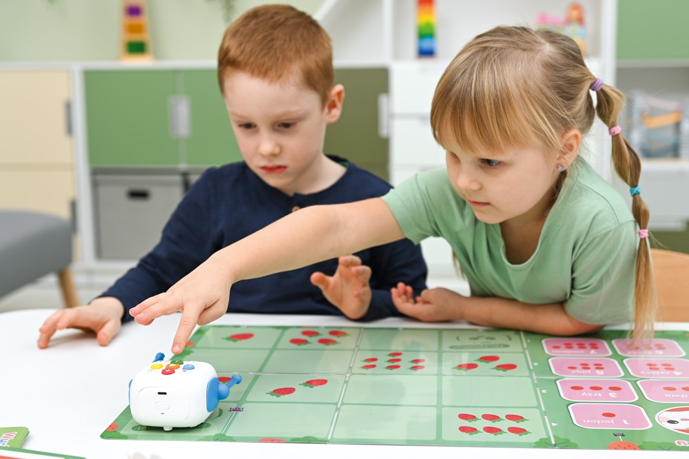 program cyfrowy uczeń chłopiec i dziewczynka uczą programowania z robotem Zosia