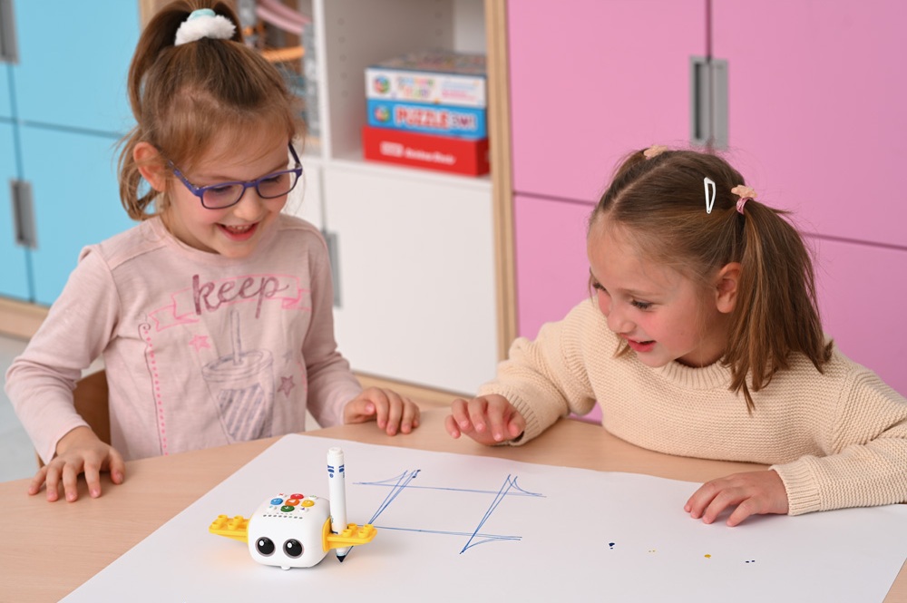 program cyfrowy uczeń dziewczynki uczą się kodowania z robotem edukacyjnym Zosia