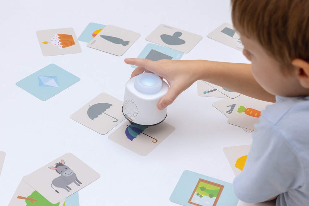 program cyfrowy uczeń chłopczyk uczy się podstaw kodowania z robotem logi minibot i kartami do kodowania